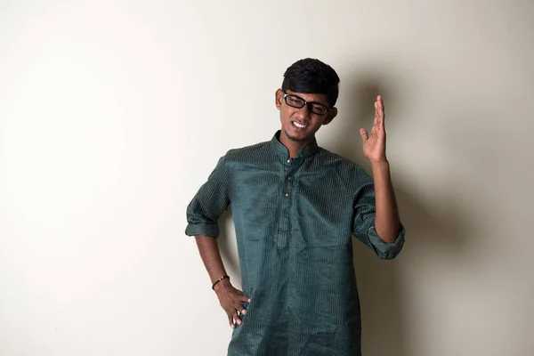 Junger indischer Mann in traditioneller Kleidung — Stockfoto