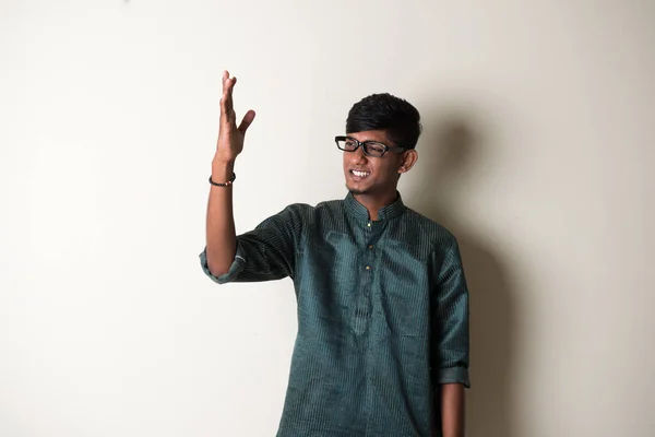 Joven hombre indio en vestido tradicional — Foto de Stock