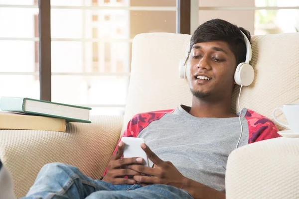 Індійська підліткової хлопець прослуховування музики — стокове фото