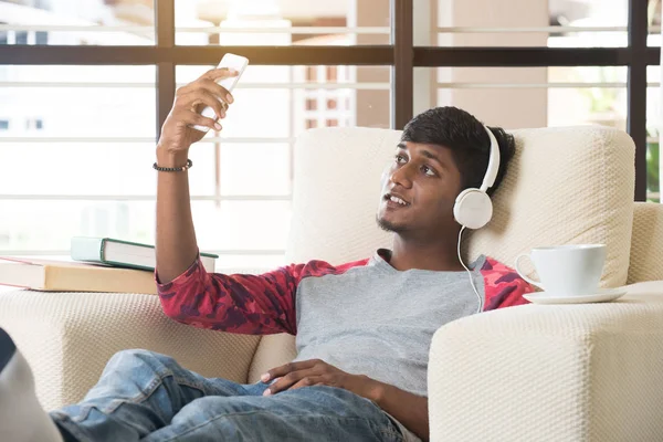 Indiana adolescente cara ouvindo música — Fotografia de Stock