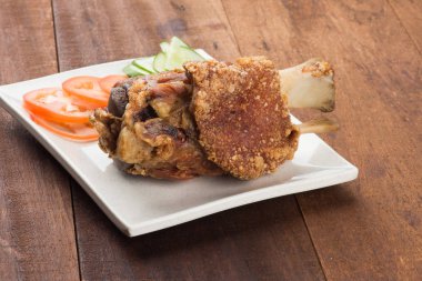 Kızarmış domuz budu.