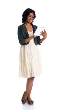 tablet kullanan genç kadın