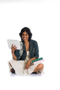 tablet kullanan genç kadın