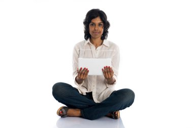 tablet kullanan genç kadın