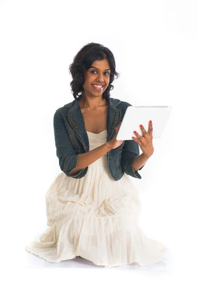 Молодая женщина с помощью планшетного компьютера — стоковое фото