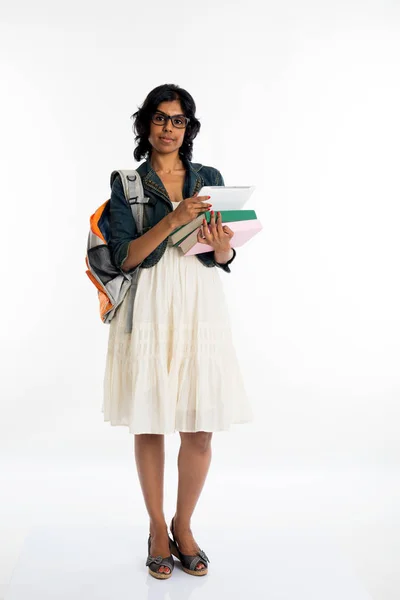 Vrouwelijke student met boeken en rugzak — Stockfoto