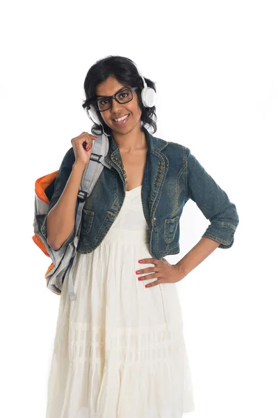 Mujer joven con auriculares y mochila —  Fotos de Stock