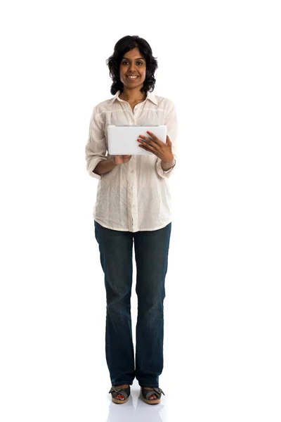 Mujer joven usando tableta pc — Foto de Stock