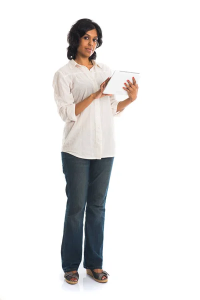 Młoda kobieta stosująca tabletkę — Zdjęcie stockowe