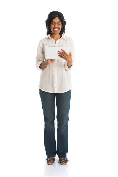 Junge Frau mit Tablet-PC — Stockfoto