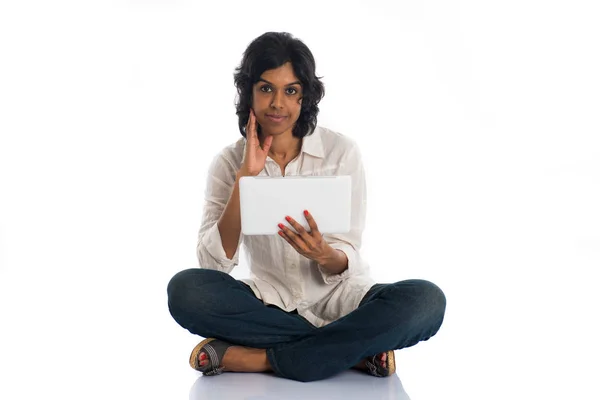 Jonge vrouw met tablet pc — Stockfoto