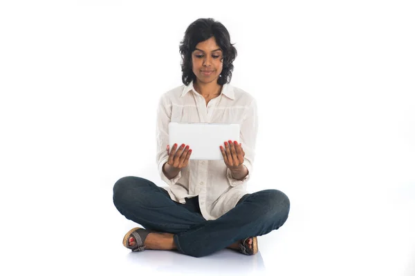 Young woman using tablet pc — Stock Photo, Image