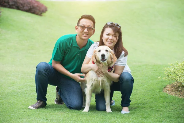 Happy couple with dog — Stock Photo, Image