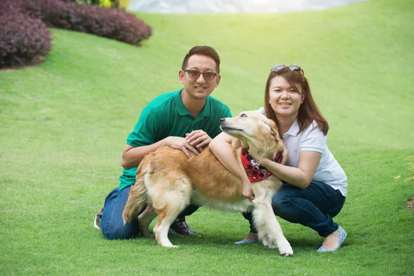 Happy couple with dog — Stock Photo, Image