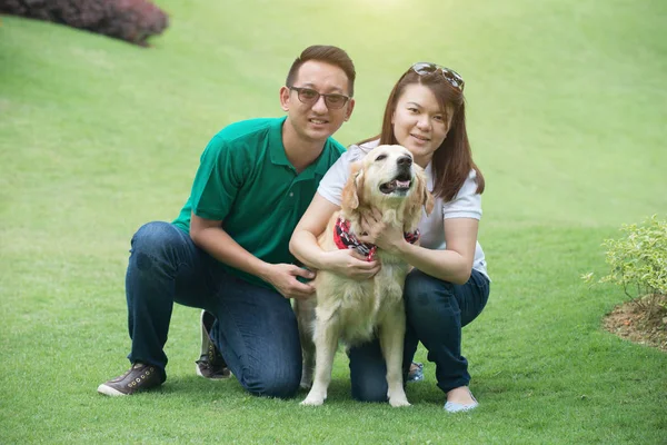 Happy couple with dog — Stock Photo, Image