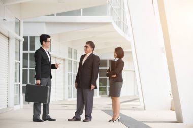 Asya takım iş toplantısı modern ofis önünde