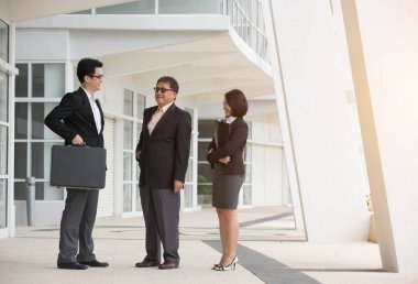 Asya takım iş toplantısı modern ofis önünde