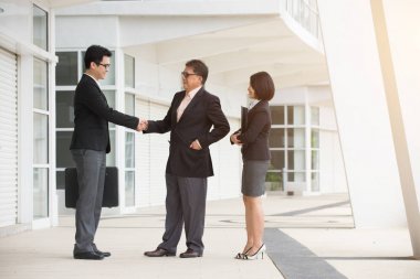 Asya takım iş toplantısı modern ofis önünde