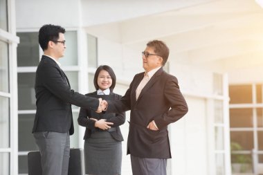 Asya takım iş toplantısı modern ofis önünde