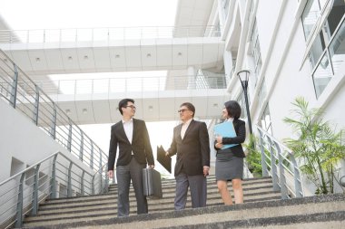 Asya takım iş toplantısı modern ofis önünde