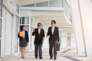 Asya takım iş toplantısı modern ofis önünde