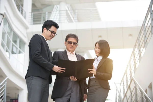Asiatisches Team Business Meeting Vor Modernem Büro — Stockfoto
