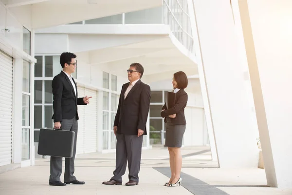 Asian Team Business Meeting Front Modern Office — Stock Photo, Image