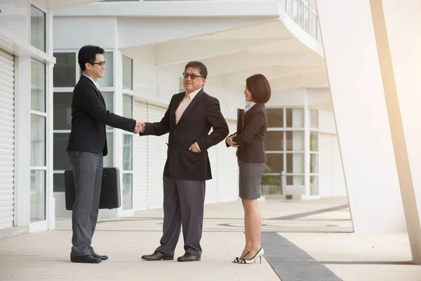 Asian Team Business Meeting Front Modern Office — Stock Photo, Image