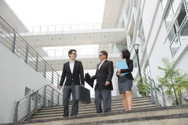 Asiatico Team Business Meeting Fronte Moderno Ufficio — Foto Stock