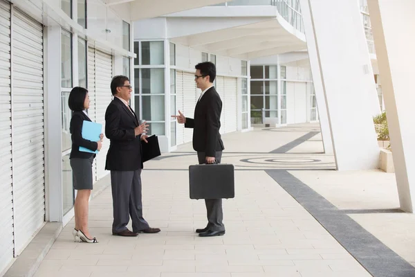 Asiatico Team Business Meeting Fronte Moderno Ufficio — Foto Stock