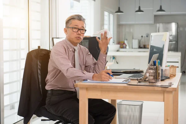 Kranker Asiatischer Senior Bei Der Arbeit Büro — Stockfoto