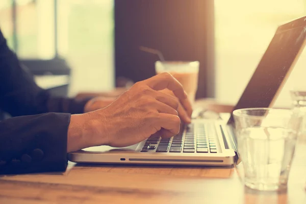 Close Senior Male Hand Using Laptop Cafe — Stock Photo, Image