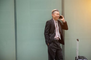 telefon ile seyahat Asya üst düzey iş adamı