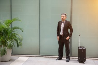 Asya üst düzey iş adamı ile bavul açık