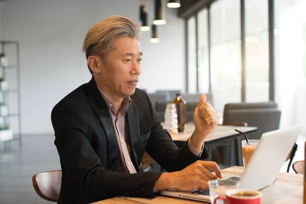 亚洲高级男子在咖啡馆使用手提电脑 — 图库照片