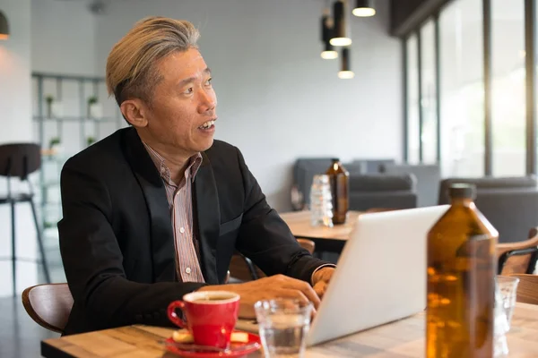 Asiatiska Senior Man Använder Laptop Café — Stockfoto