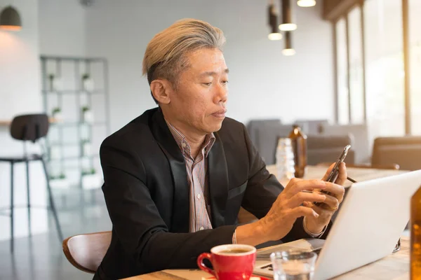 Ásia Sênior Masculino Usando Laptop Café — Fotografia de Stock