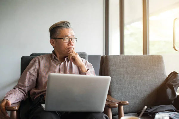 Asiático Senior Hombre Usando Laptop Moderno Luz Interior — Foto de Stock