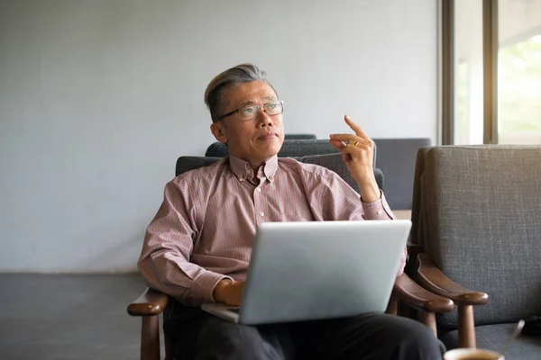 Asiatiska Senior Man Använder Laptop Modern Ljus Interiör — Stockfoto