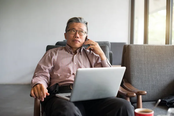 Азиатский Пожилой Человек Помощью Ноутбука Телефона — стоковое фото