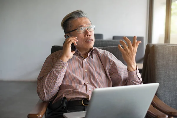 Asiático Senior Hombre Usando Laptop Teléfono —  Fotos de Stock