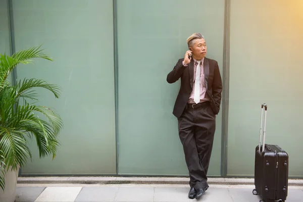 Азіатський Старший Бізнесмен Подорожує Телефоном — стокове фото