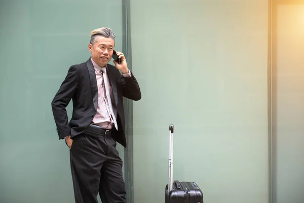 Asiático Senior Hombre Negocios Viajar Con Teléfono — Foto de Stock