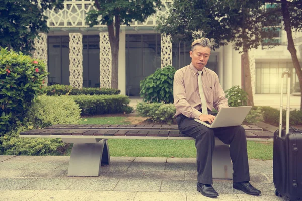 Asiático Senior Hombre Usando Laptop Aire Libre — Foto de Stock