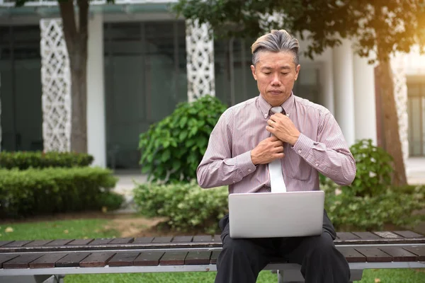 Asiático Senior Hombre Usando Laptop Aire Libre — Foto de Stock