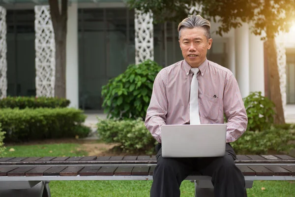 Asiatische Senior Mann Mit Laptop Outdoor — Stockfoto
