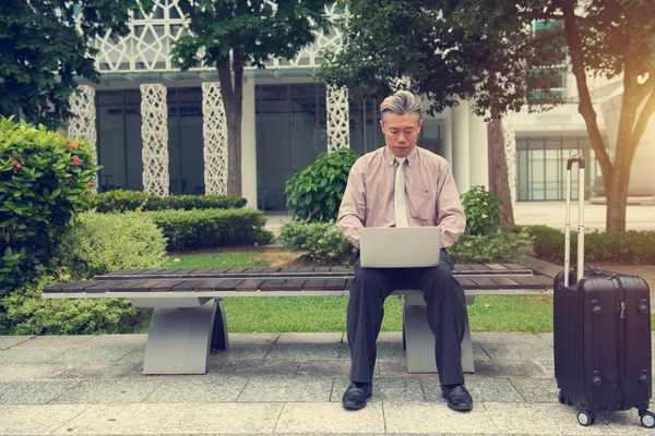 Азіатський Старший Чоловік Використовує Ноутбук Відкритому Повітрі — стокове фото