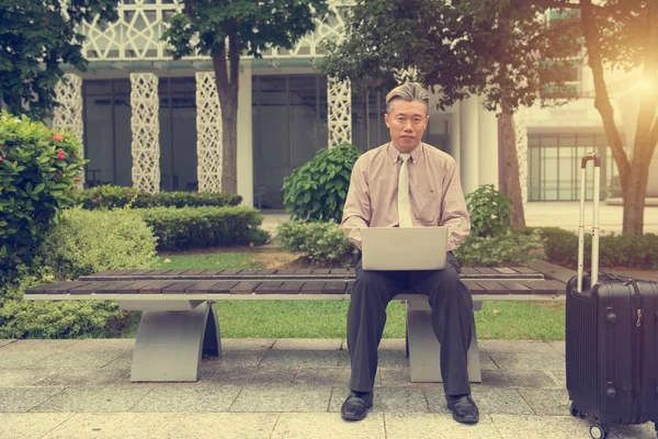 Азіатський Старший Чоловік Використовує Ноутбук Відкритому Повітрі — стокове фото