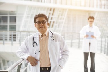 modern klinik önünde Asya kıdemli doktor