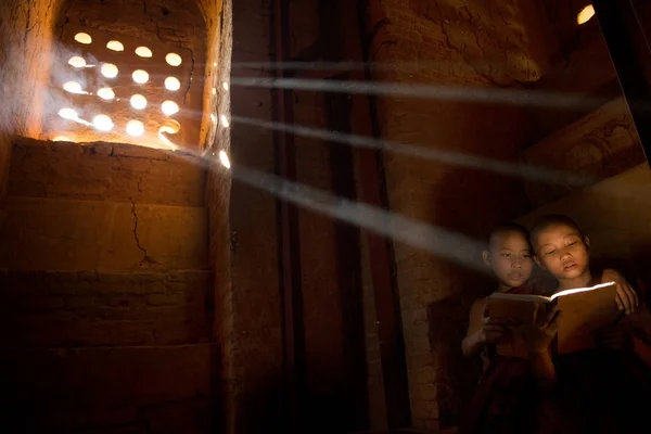 Monges Lendo Monastry Raios Luz Solar — Fotografia de Stock